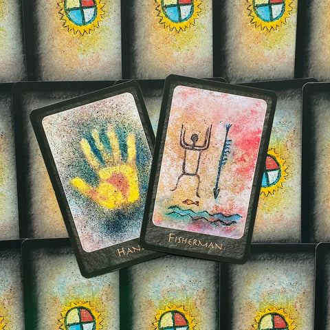 Tarot kortos su meninėmis akvarelėmis — dvi atviros kortos (Fisherman ir Hand) persidengiančios kampu, parodo tekstūrą ir spalvų paletę