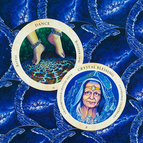 Orakulo kortos prekių puslapiui: mėlyni kristaliniai piešiniai ant dviejų apvalių kortų (Dance, Crystal Blessing), parodo unikalų dizaino variantą
