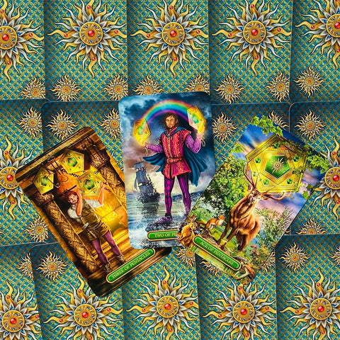 tarot kortos – trijų Pentaklių kortų komplektas su turkio ir aukso nugarėlių raštu, rodantis tūzą, dvejetą ir trejetą