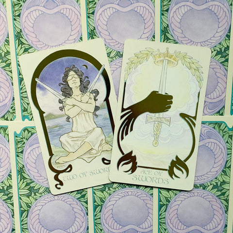 Ethereal Visions: Illuminated Tarot kortos