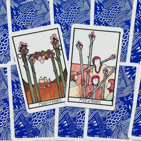tarot kortos — atvertos Four of Rods ir Five of Rods kortos su baltu rėmeliu ant mėlyno bangų raštuotos galinės kortos