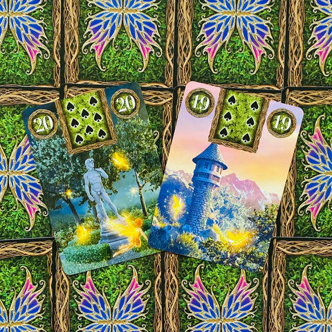 Tarot kortos 20 ir 19: fėjų švytėjimas aplink marmurinę statulą ir bokštą saulėlydžio fone, žalios nugarėlės