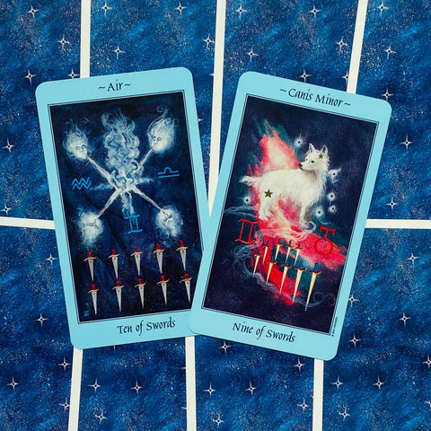 tarot kortos su šviesiai mėlynais rėmeliais: įstrižai išdėstyti Nine of Swords (baltas vilkas, raudonas šešėlis) ir Ten of Swords ant žvaigždėto mėlyno fono