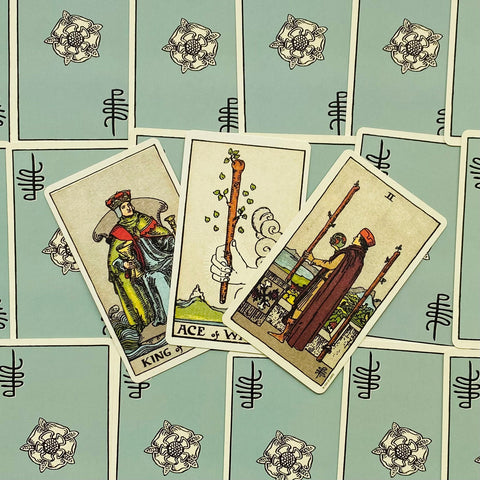 Tarot kortos Rider Waite su šviesiai mėlynomis nugarėlėmis, trijų kortų išdėstymas iš arti, kortos įstrižai