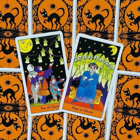 tarot kortos Halloween tematikos rinkinys, dvi kortos Ten of Ghosts ir Nine of Ghosts ant oranžinių nugarėlių