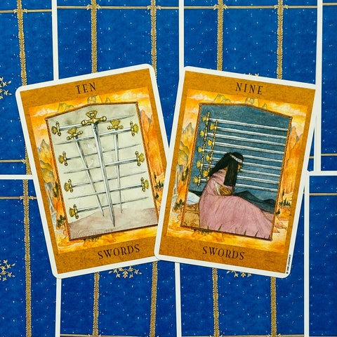 Tarot kortos Rider–Waite stiliaus, Dešimt ir Devyni kardai kortos rodomos priekinėmis pusėmis ant mėlyno raštuoto fono kampu