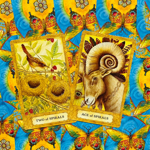Tarot kortos Ace of Spirals ir Two of Spirals iš aukso tonuoto spiralių komplekto, ryškūs geltoni ir mėlyni drugelių motyvai