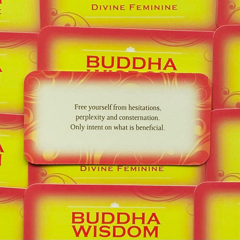 Buddha Wisdom kortos, ryškūs geltoni-raudoni dėžutės viršeliai ir atversta korta su patarimu apie apsisprendimą