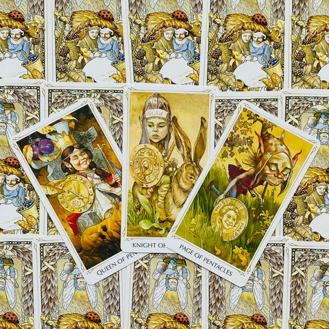 tarot kortos – trys Pentaklių kortos su detaliais akvareliniais piešiniais priekyje, spalvotas fonas