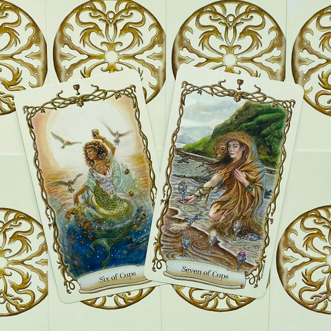 Tarot kortos, dvi atverstos versijos – Six of Cups su undine ir Seven of Cups krantinėje, auksiniai nugarėlių raštai