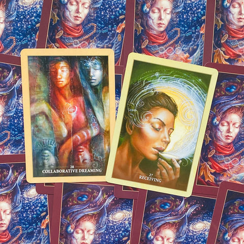 Orakulo kortos: 'Receiving' (žalia, portretas) ir 'Collaborative Dreaming' (raudoni mėlyni tonai) ant žvaigždėto nugarėlių, arti