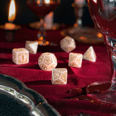Vampyriškas „Bloodsucker“ RPG kauliukų rinkinys, 7 vnt, balti su auksu