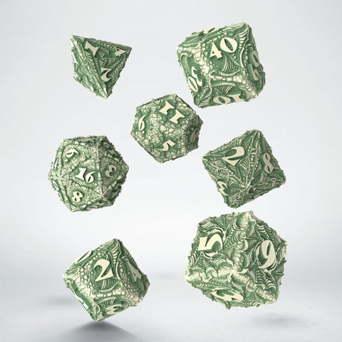RPG kauliukai žaliais ornamentais, 7 dalių rinkinys (d4–d20) su reljefiniais skaičiais skraidantys prieš baltą foną