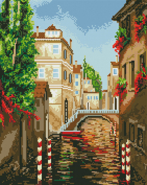 Mozaikos rinkinys Venecijos kanalas 40×50 cm su ryškiomis raudonomis gėlėmis ir tiltu, detalus artimas kampas