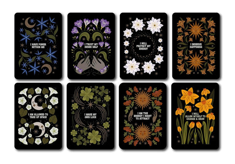 tarot kortos su juodu fonu ir aštuoniomis skirtingomis gėlių, mėnulio ir saulės iliustracijomis, kiekviena su unikalia afirmacija