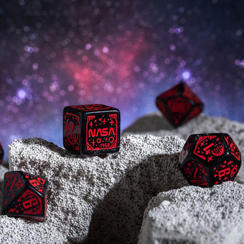 Kosmoso RPG kauliukų rinkinys, 7 vnt – blizgi juoda, raudonos graviruotės