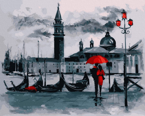 Drobė Venecijos panorama juodai‑pilka, kontrastingas ryškiai raudonas skėtis ir moteris, 60×80 cm