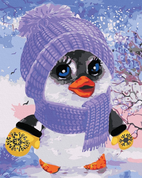Paveikslas su pingvinu, drobė 40×60 cm: priekinis planas, purpurinė megzta kepurė ir šalikas, geltonos pirštinės, snieguotas fonas