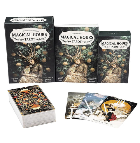 Magical Hours Tarot rinkinys su juodai žalia dėže, iliustruotu gidbuku ir pilna 78 kortų kaladele, parodyta iš priekinio kampo