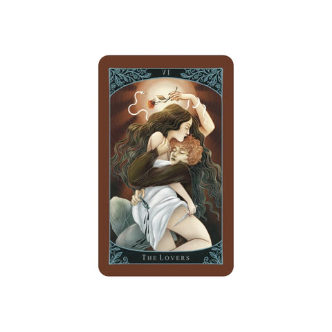 tarot korta The Lovers, iliustruota mylinčių porų intymiu apsikabinimu, rudi ir smėlio tonai, artimas priekinis planas, skiriasi nuo kitų kortų kompozicija