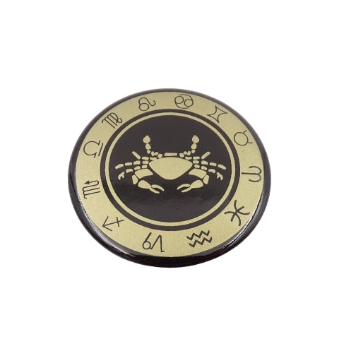 magnetukas Vėžio zodiako ženklu, juodos ir auksinės spalvos, apvalus ir plonas, matomas iš viršaus, skirtas šaldytuvui