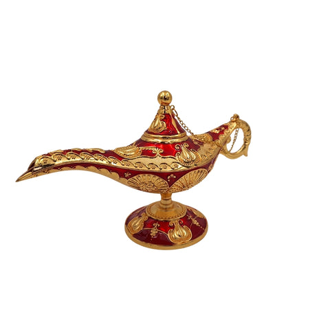 Aladino lampa raudona su auksiniais ornamentais ir pjedestalu, metalinė, su dangteliu ir grandinėle, kampine perspektyva