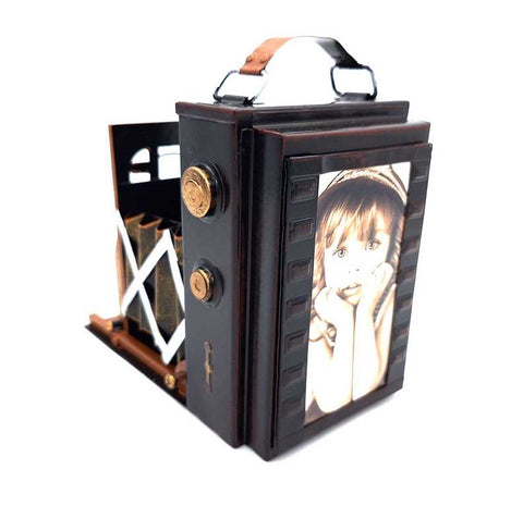 Medinis fotoalbumas kameros formos, tamsiai rudas, priekinis rėmas su vaikų portretu ir sulankstomomis bellows detalėmis