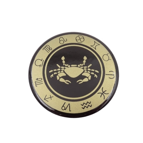 Produkto puslapiui: metalinė sagė priekiniu vaizdu su Vėžio (krabo) simboliu ir zodiako ženklais, juoda su auksiniu raštu