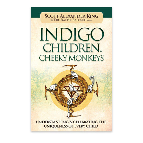 Knyga "Indigo Children & Cheeky Monkeys", aut. Scott Alexander King — kremiškas priekinis viršelis su tamsiai žalia juosta ir ornamentine beždžionėlių iliustracija