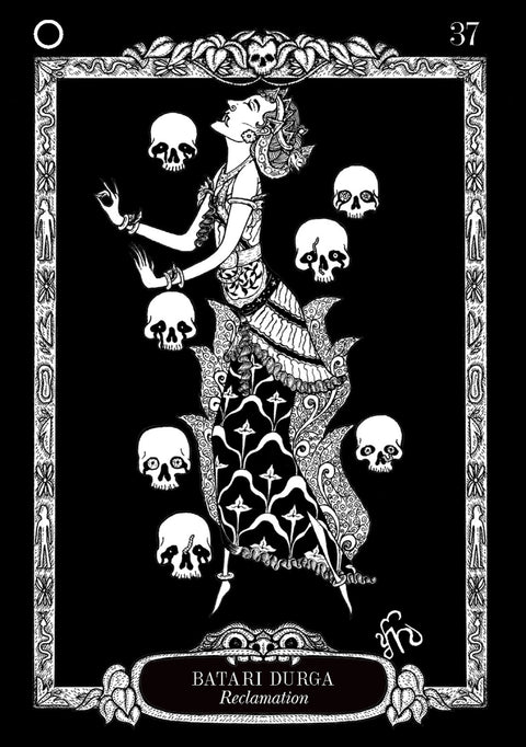 Tarot korta Batari Durga — juodai baltas ornamentuotas moters simbolis su plaukiojančiomis kaukolėmis ir dekoratyviu rėmu