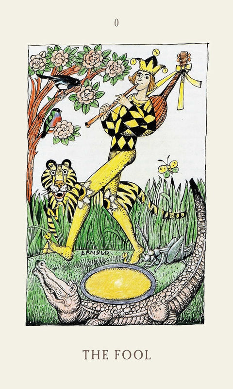 Tarot korta Kvailys, pilno formato frontas su geltonu kostiumu, tigro ir krokodilo motyvais bei medžių ir paukščių detalėmis