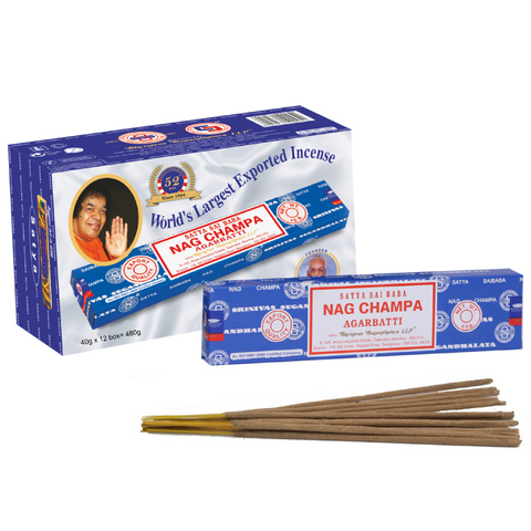 Nag Champa smilkalai Satya, mėlyna 40 g dėžutė ir atidarytas pakelis su matomomis lazdelėmis priekyje