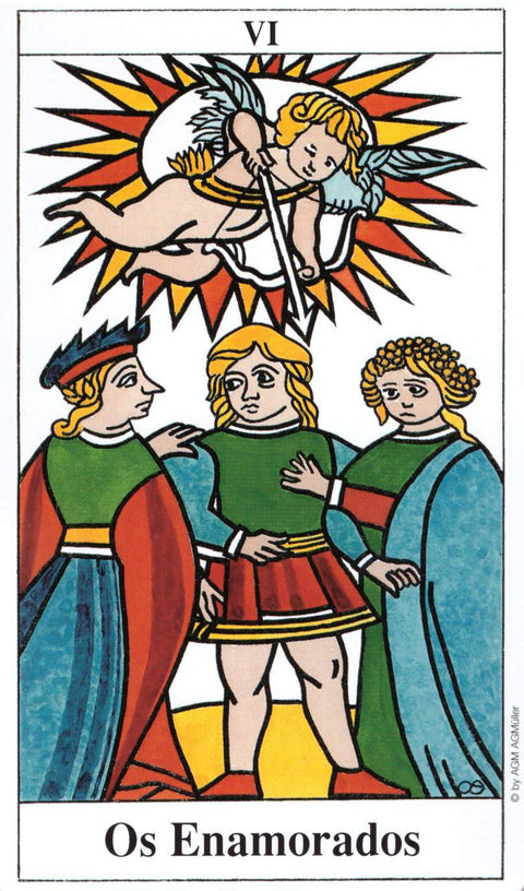 Tarot korta Įsimylėjėliai (VI) Marseille stiliaus, spalvingas angelas su strėle virš trijų figūrų, AGM Müller versija