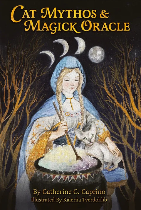 orakulų kortos "Cat Mythos & Magick Oracle" viršelis: mergina mėlynu gobtuvu maišo burtažoles katile, šalia sėdi katinas ir matomos mėnulio fazės