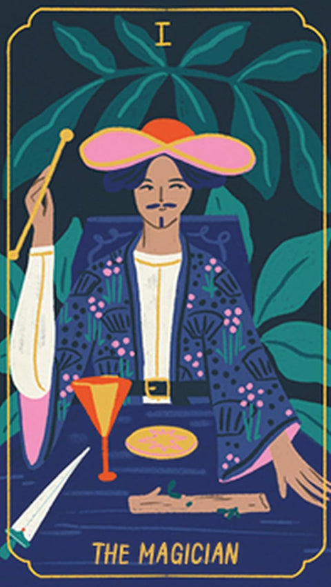 tarot korta The Magician, priekinė pusė: tamsiai mėlynas fonas, spalvingas magas su lazdele, taurė ir durklas