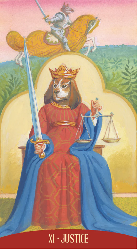 Tarot korta Teisingumas: karališkas šuo su karūna sėdi su kalaviju dešinėje ir svarstyklėmis kairėje, raudona–mėlyna spalvų schema