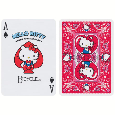 Hello Kitty kortos Bicycle 50‑mečiui: baltai‑raudonas asas priekyje ir simetriška raudona nugarėlė su širdelėmis