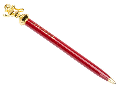Rašiklis Gryffindor raudonas su auksiniu liūto dekoru viršuje, plonas metalinis korpusas parodytas pasviręs kampu