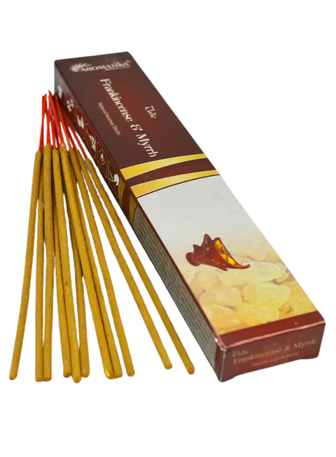 Smilkalai Frankincense & Myrrh, ruda dėžutė su ~20 aukso spalvos lazdelių ir raudonais galiukais, rodoma kampu