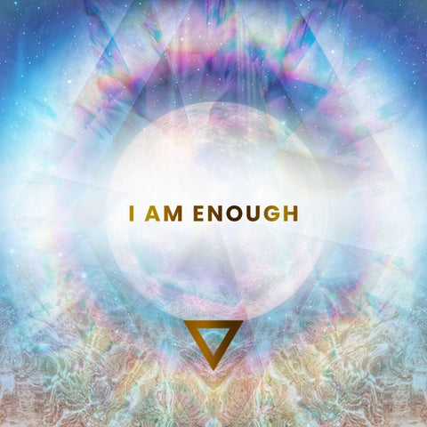 plakatas su auksinėmis „I AM ENOUGH“ raidėmis ant pastelinio kosminio fono, trikampio akcentas apačioje