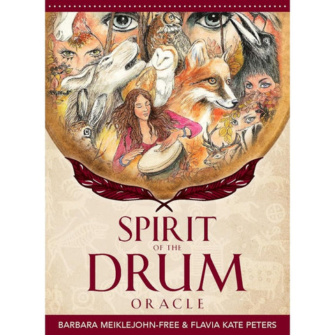 Spirit of the Drum orakulo kortų rinkinys su būgnininkės ir laukinių gyvūnų iliustracija ant bordo ir smėlio tonų viršelio