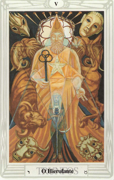 Tarot korta Hierofantas — priekinė korta aukso ir okerų tonų, centrinė figūra laiko raktą ir žvaigždę, papildomi simboliai apačioje ir fone