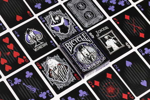 Bicycle kortos Wednesday leidimas juoda su violetinėmis ir raudonomis figūromis, dėžutė centre ir išskleistos kortos