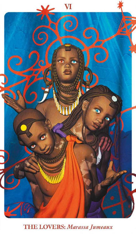 Tarot korta The Lovers (Marassa Jumeaux) – ryškus mėlynas fonas, trys vaikų figūros su skirtingų akių spalvų, vitiligo ir oranžine drapiruote