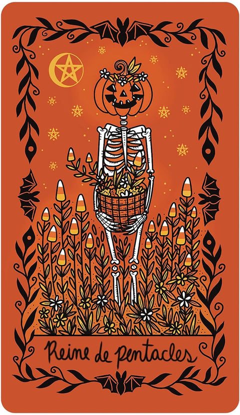 Tarot korta su oranžiniu fonu ir moliūgo galvos skeletu, rankoje krepšys gėlėms — Helovino rudeniška versija
