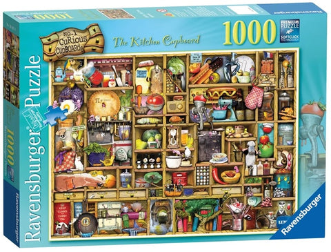 Dėlionė Ravensburger 1000 dalių — spalvinga „The Kitchen Cupboard“ virtuvinės spintelės koliažas ant dėžutės priekio