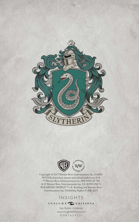 Slytherin plakatas su žalsvu skydu ir susukta gyvate ant senovinio popieriaus fono, su leidėjo logotipais apačioje