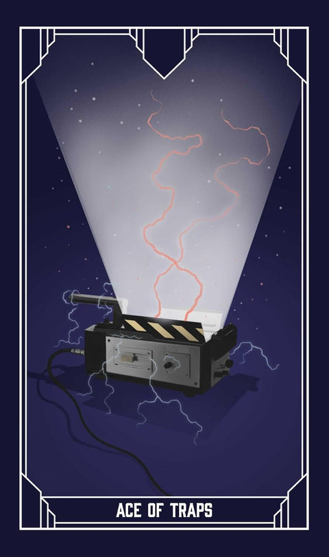 Tarot korta Ace of Traps su šviesos projekcija ir elektriniais žaibais, artimas priekinis kadras tamsiame fone