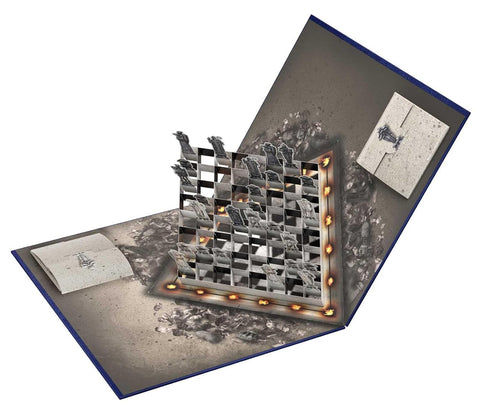 Pop-up atvirukas su pilkos spalvos gotišku bokštu–šachmatų lenta, keliomis mini skulptūromis ir liepsnelėmis, atvertas