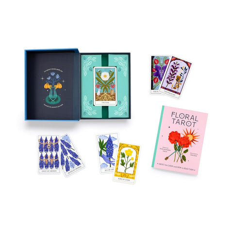 Tarot kortos Floral Tarot komplektas atvertoje dėžutėje su žaliu vidiniu dėklu, išrikiuotomis gėlių kortomis ir instrukcija